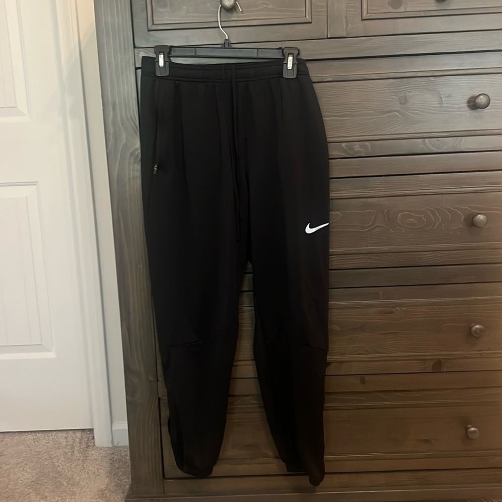 Never worn Nike sweatpants dri fit.